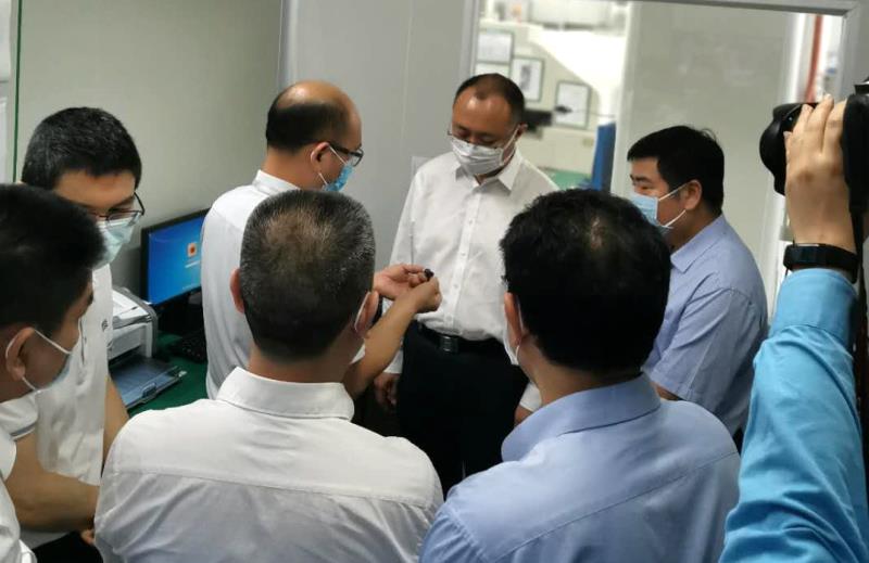 深圳市龙岗区委书记张勇、副区长陈广文一行莅临安培龙调研指导 深圳市龙岗区委书记张勇、副区长陈广文一行莅临安培龙调研指导